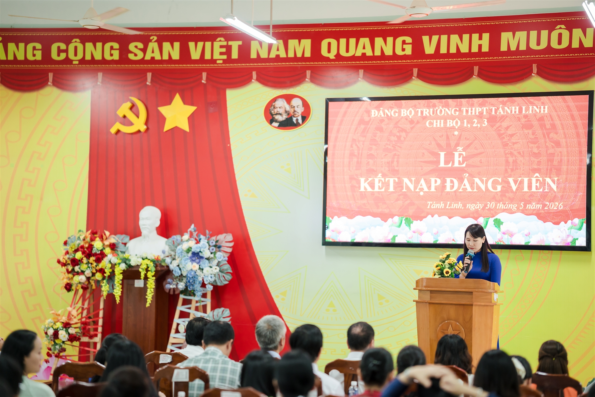 TRƯỜNG THPT TÁNH LINH TỔ CHỨC LỄ KẾT NẠP ĐẢNG VIÊN  CHO 05 HỌC SINH ƯU TÚ
