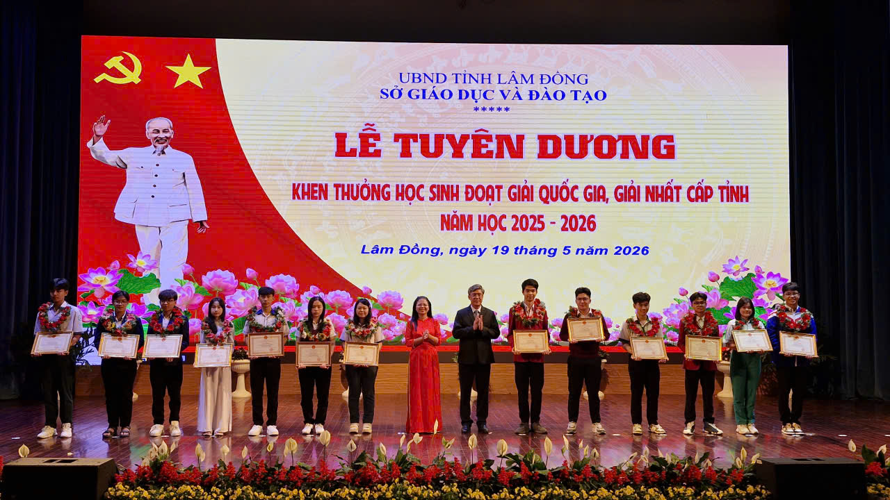 HỌC SINH TRƯỜNG THPT TÁNH LINH THAM DỰ LỄ TUYÊN DƯƠNG HỌC SINH ĐẠT GIẢI QUỐC GIA, GIẢI NHẤT CẤP TỈNH NH 2025 - 2026