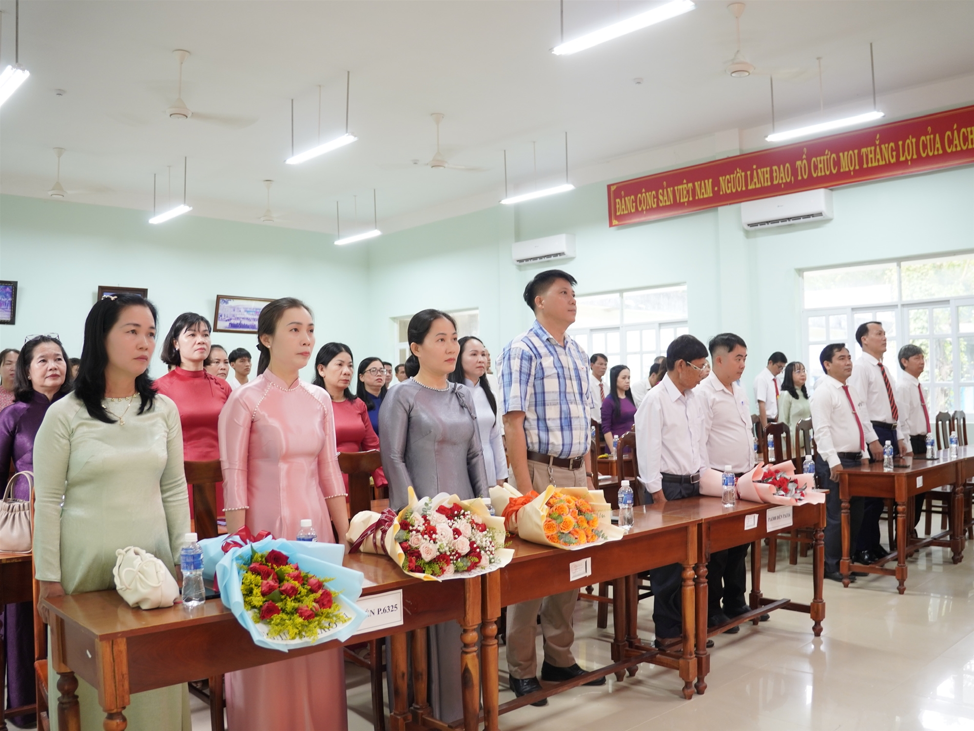 TRƯỜNG THPT TÁNH LINH TỔ CHỨC LỄ KẾT NẠP ĐẢNG VIÊN CHO 05 QUẦN CHÚNG HỌC SINH ƯU TÚ